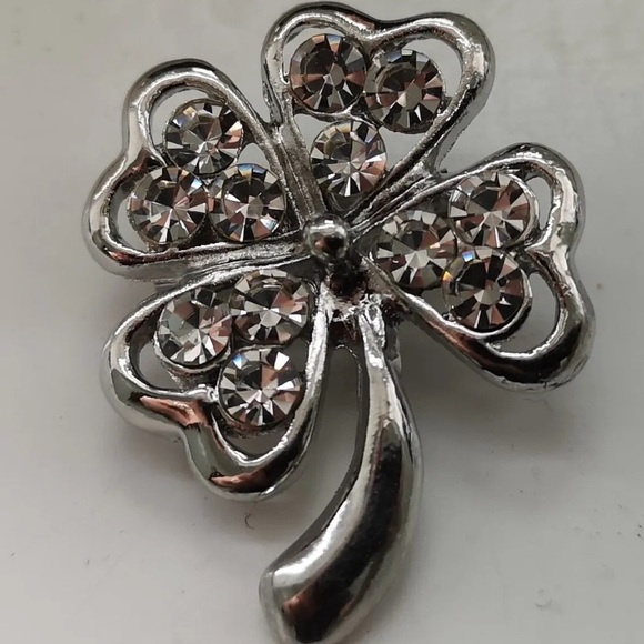 Silver 4 Leaf Clover Badge Brooch Accented with Signity Stones/Irish Gems Charm - Picture 2 of 6